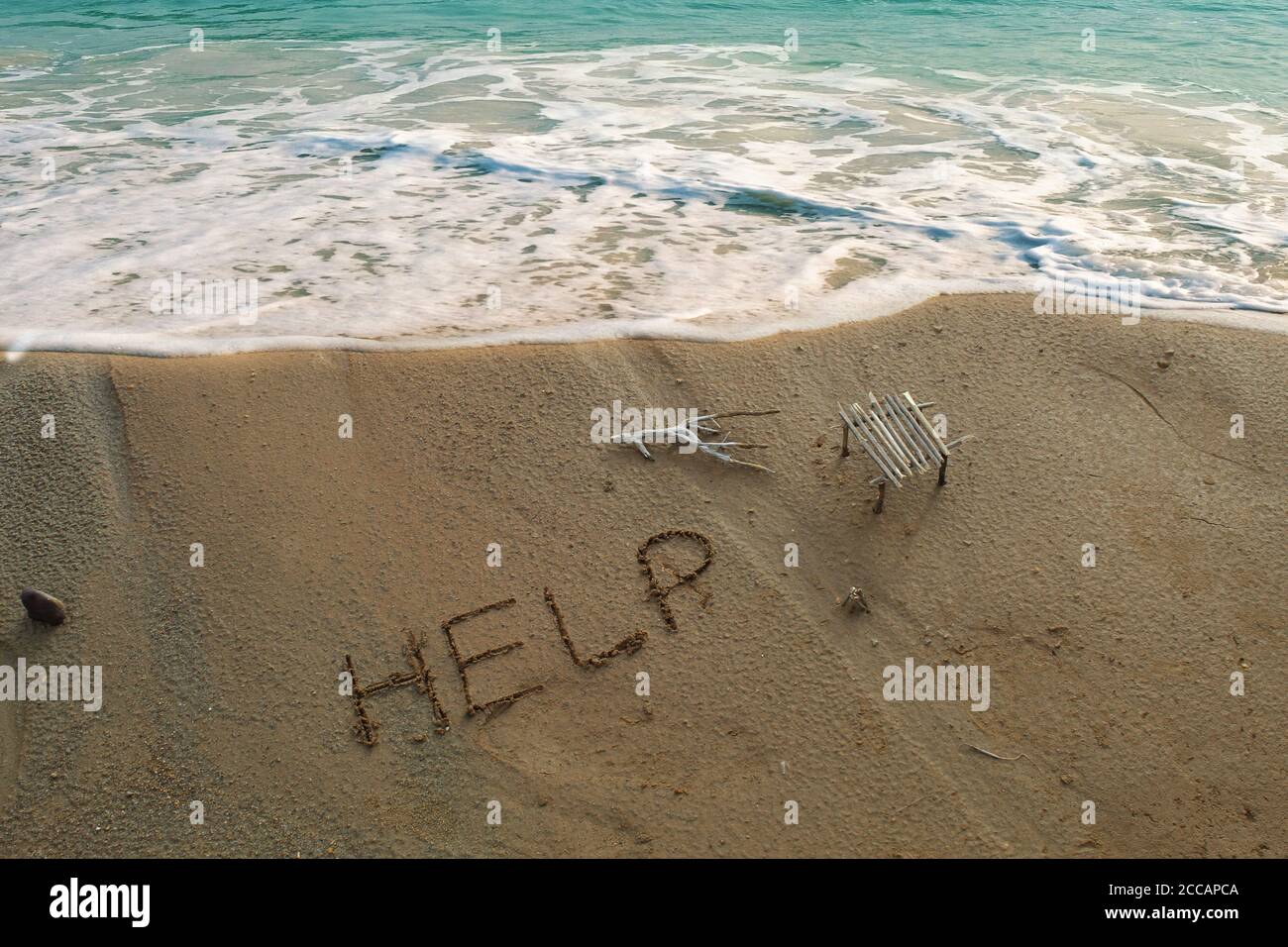 Hilfe geschrieben im Sand der tropischen Insel Strand Stockfoto