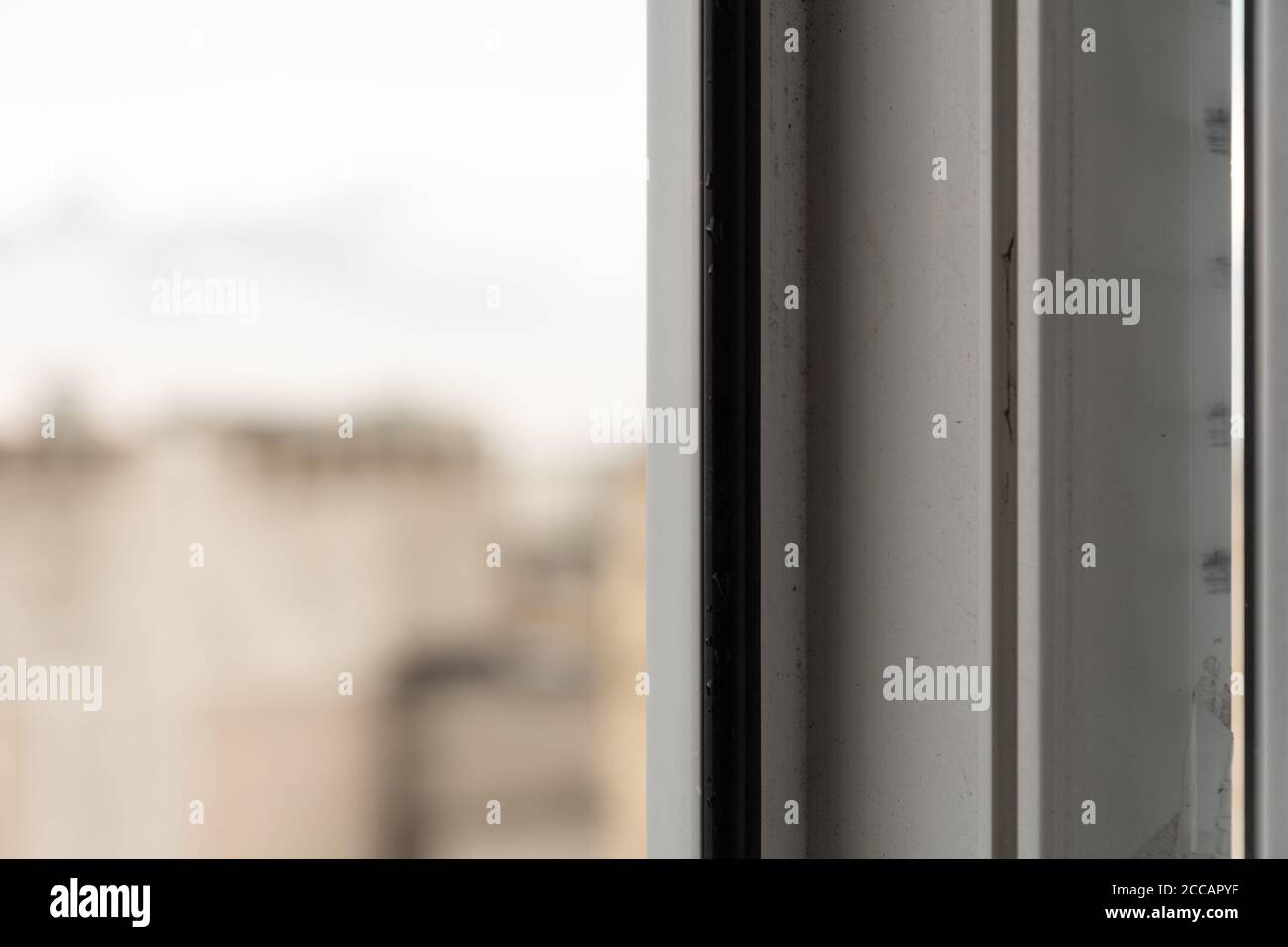 Fensterdetails aus pvc-Profil. Schmutziges Fenster. Reinigungsfirma. Waschfenster. Stockfoto