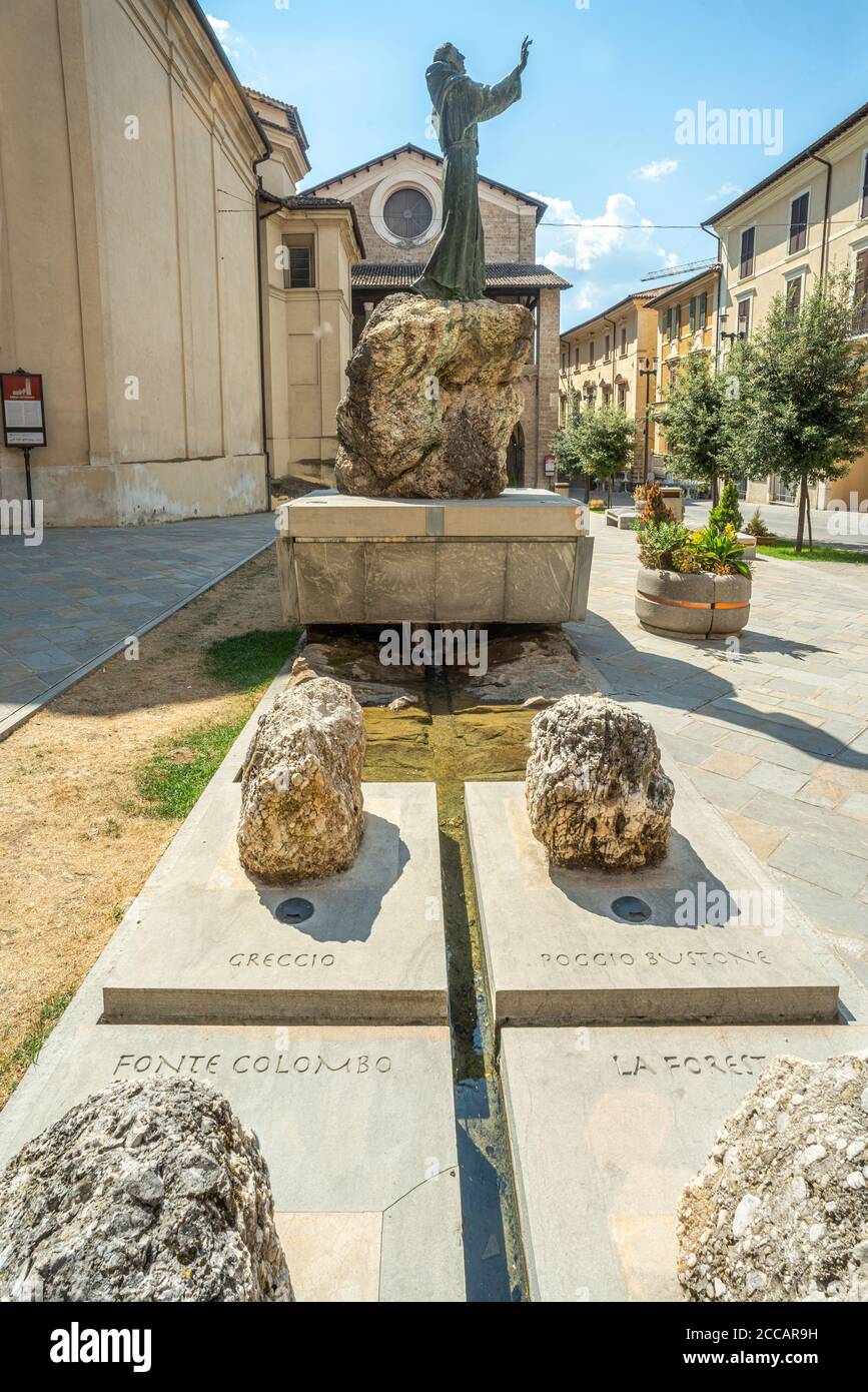 Denkmal von San Francesco, auf der Piazza Mariano Vittori vor der Kathedrale von Rieti. Latium Region, Italien, Europa Stockfoto