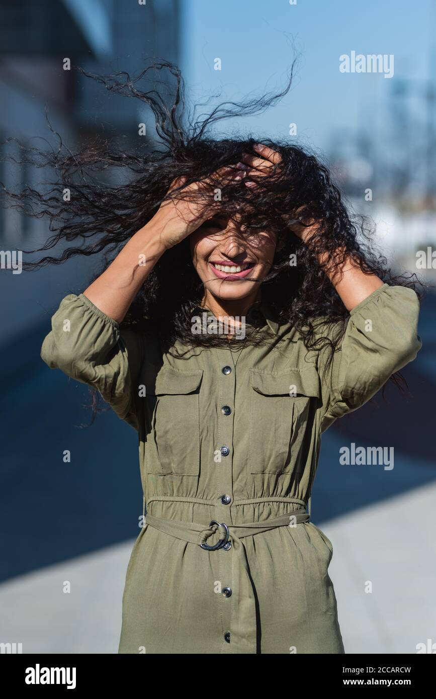 Wind weht Haare von schönen Frau, im Freien im städtischen Hintergrund Stockfoto