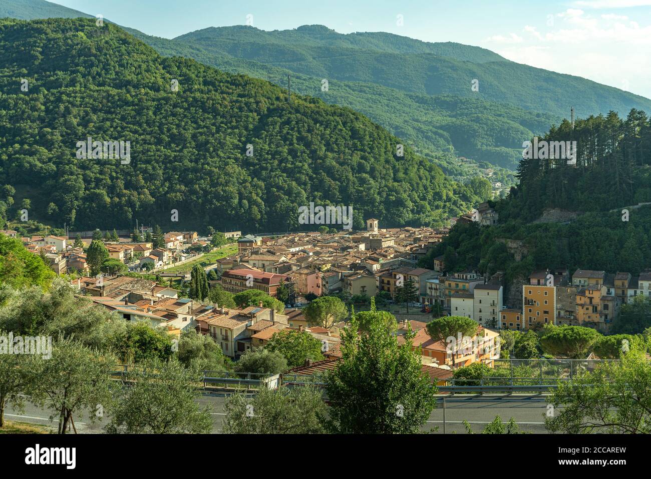 Herrliche Aussicht auf das Valle di Corno, mit Antrodoco, der den Zugang kontrolliert. Antrodoco ist berühmt für seine Kastanien. Latium Region, Italien, Europa Stockfoto