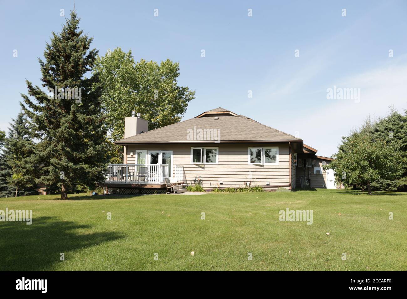 Brown House auf großem Grundstück Stockfoto