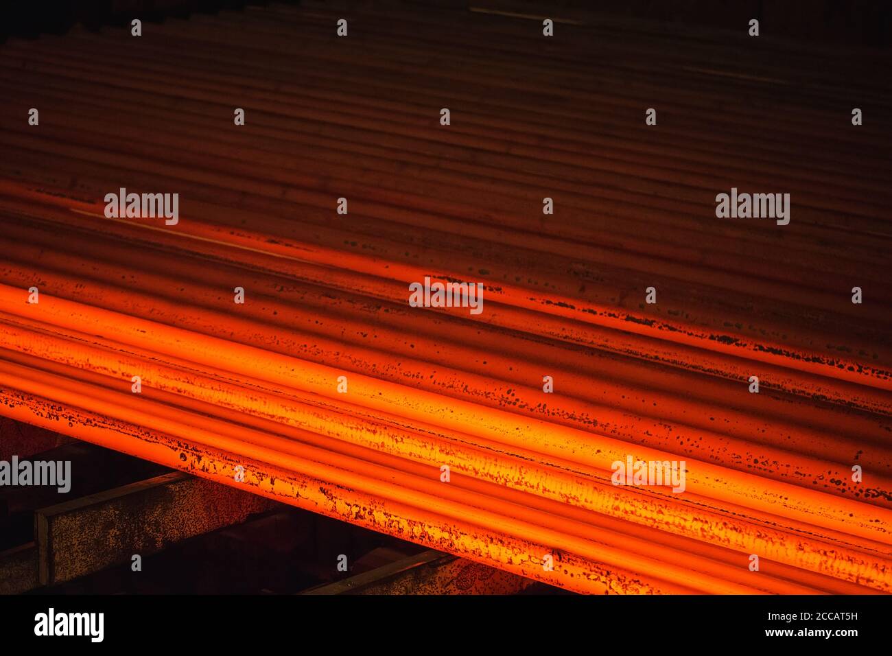 Hot square Stahl blühen auf der Roll-Tabelle. Stockfoto