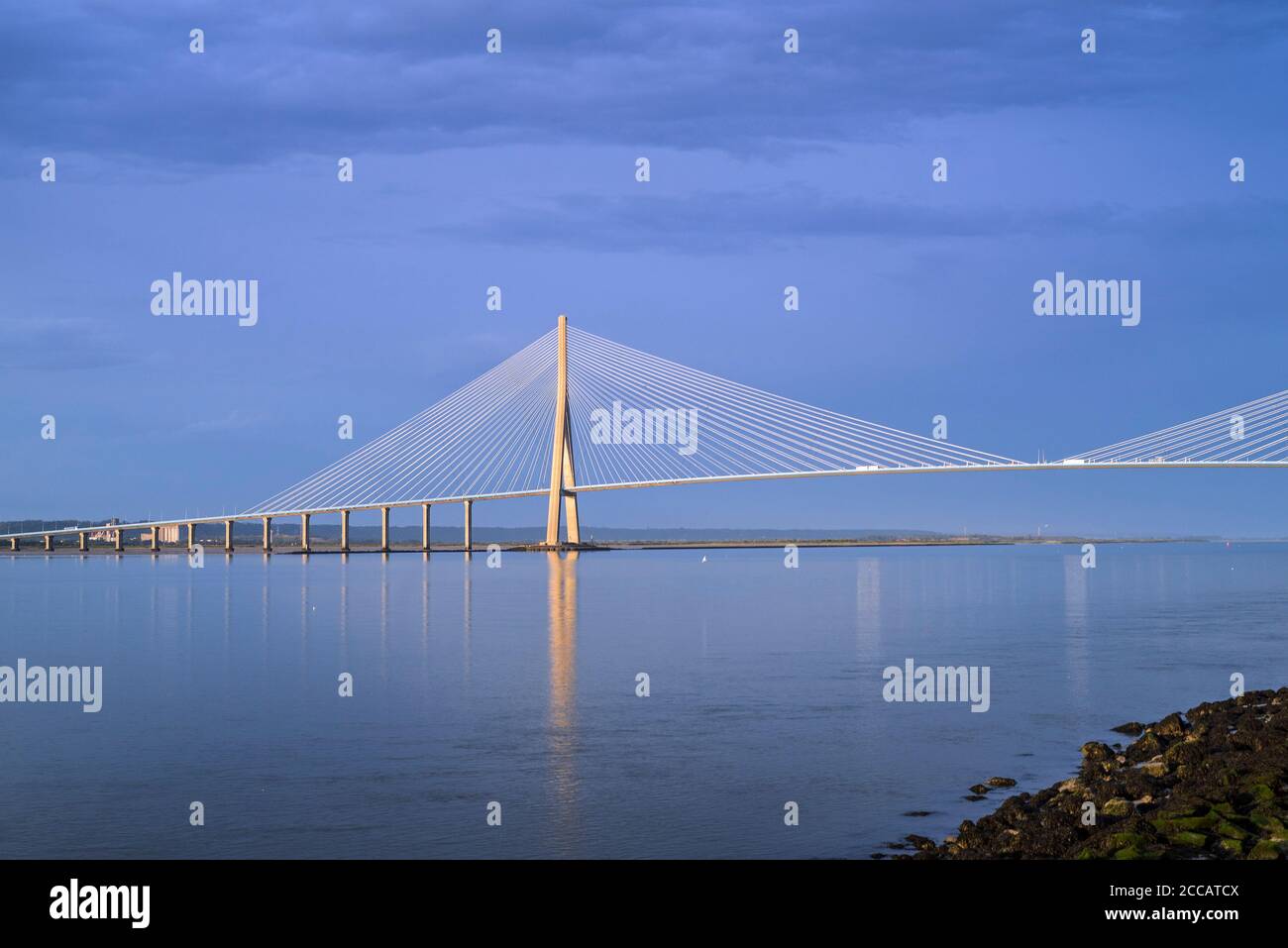 Pont de Normandie / Brücke der Normandie, Seilbahnbrücke über die seine, die Le Havre mit Honfleur, Normandie, Frankreich verbindet Stockfoto
