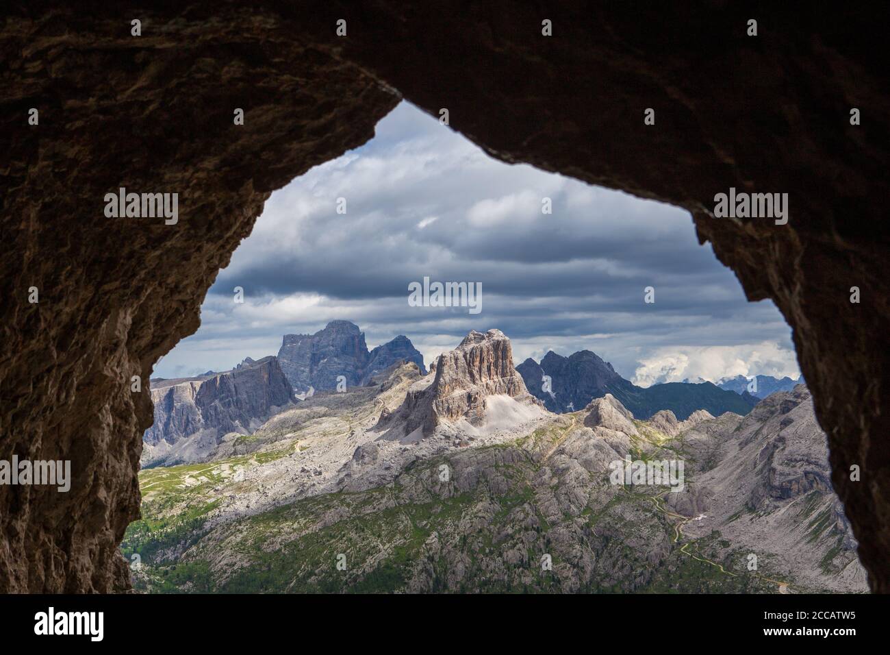 Der von italienischen Soldaten ausgegrabene Anticima-Tunnel auf der Martini Ledge Zur „Anticima“-Stellung von Lagazuoi als Minentunnel Stockfoto