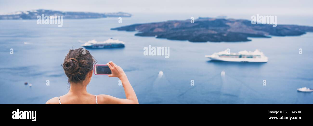 Reise-Tourist Aufnahme Urlaubsfoto mit Telefon von Kreuzfahrtschiffen im Mittelmeer in Santorini, Griechenland. Europa Urlaubsziel Banner Stockfoto