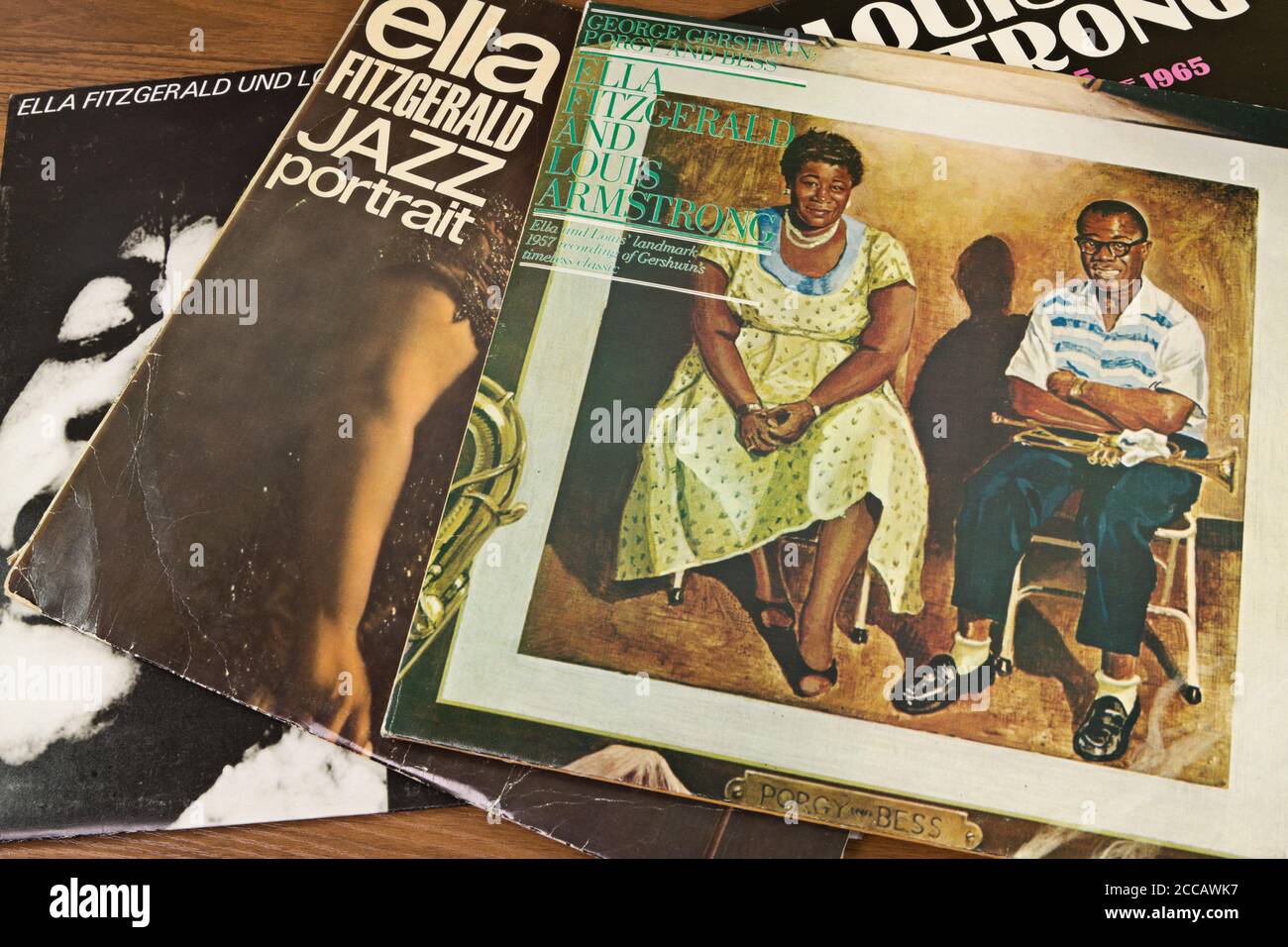 Mehrere Vinyl-Alben von Ella Fitzgerald und Louis Armstrong Stockfoto