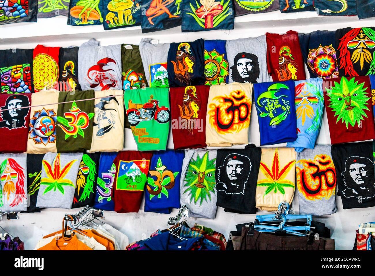 Kasol Manali - der glühende Parvati-Fluss in den Schneebirgen von Himachal Pradesh, Indien. Flusswasser rauscht im Tal der Götter. Himachal Pradesh. Stockfoto