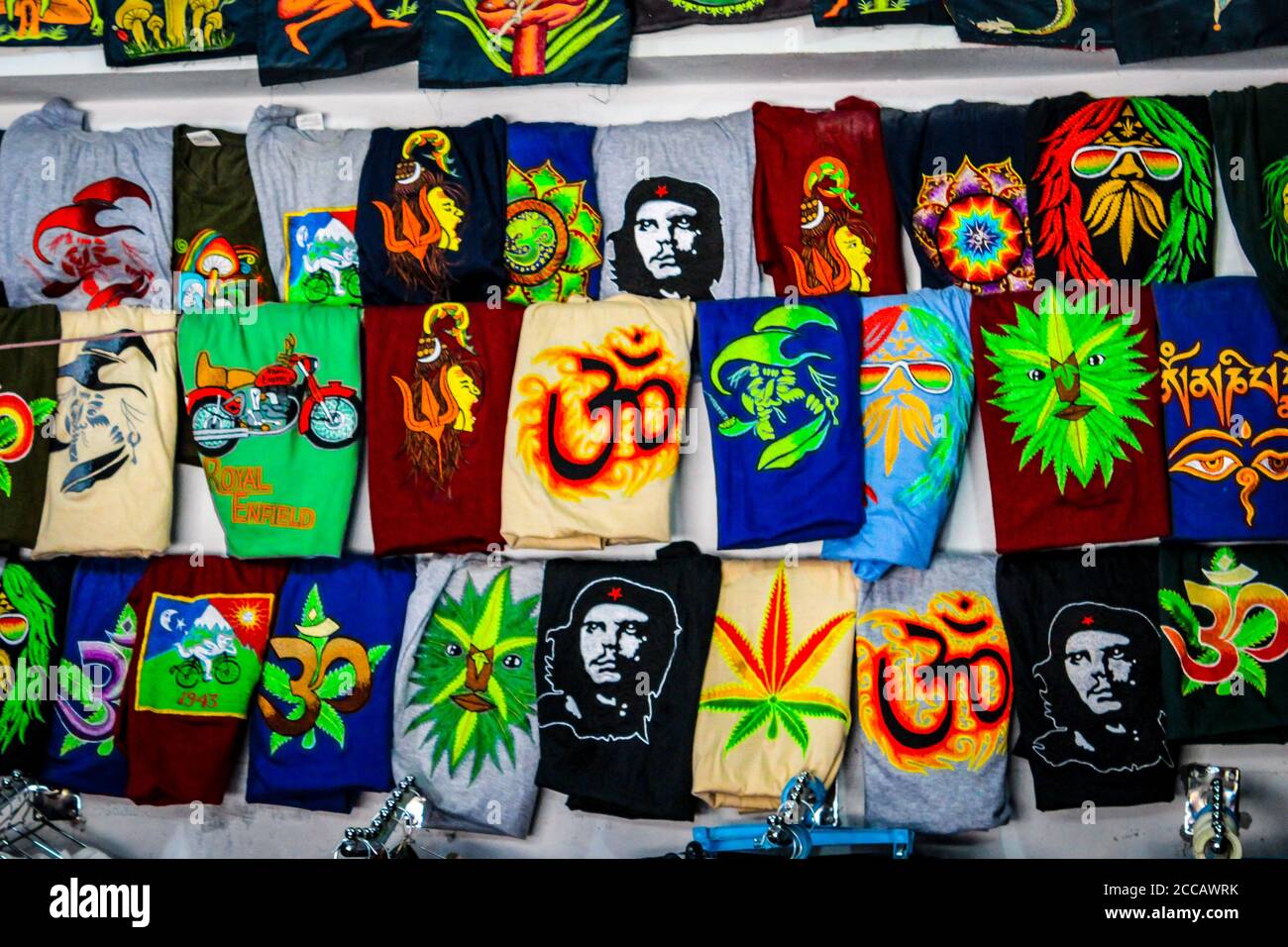 Kasol Manali - der glühende Parvati-Fluss in den Schneebirgen von Himachal Pradesh, Indien. Flusswasser rauscht im Tal der Götter. Himachal Pradesh. Stockfoto