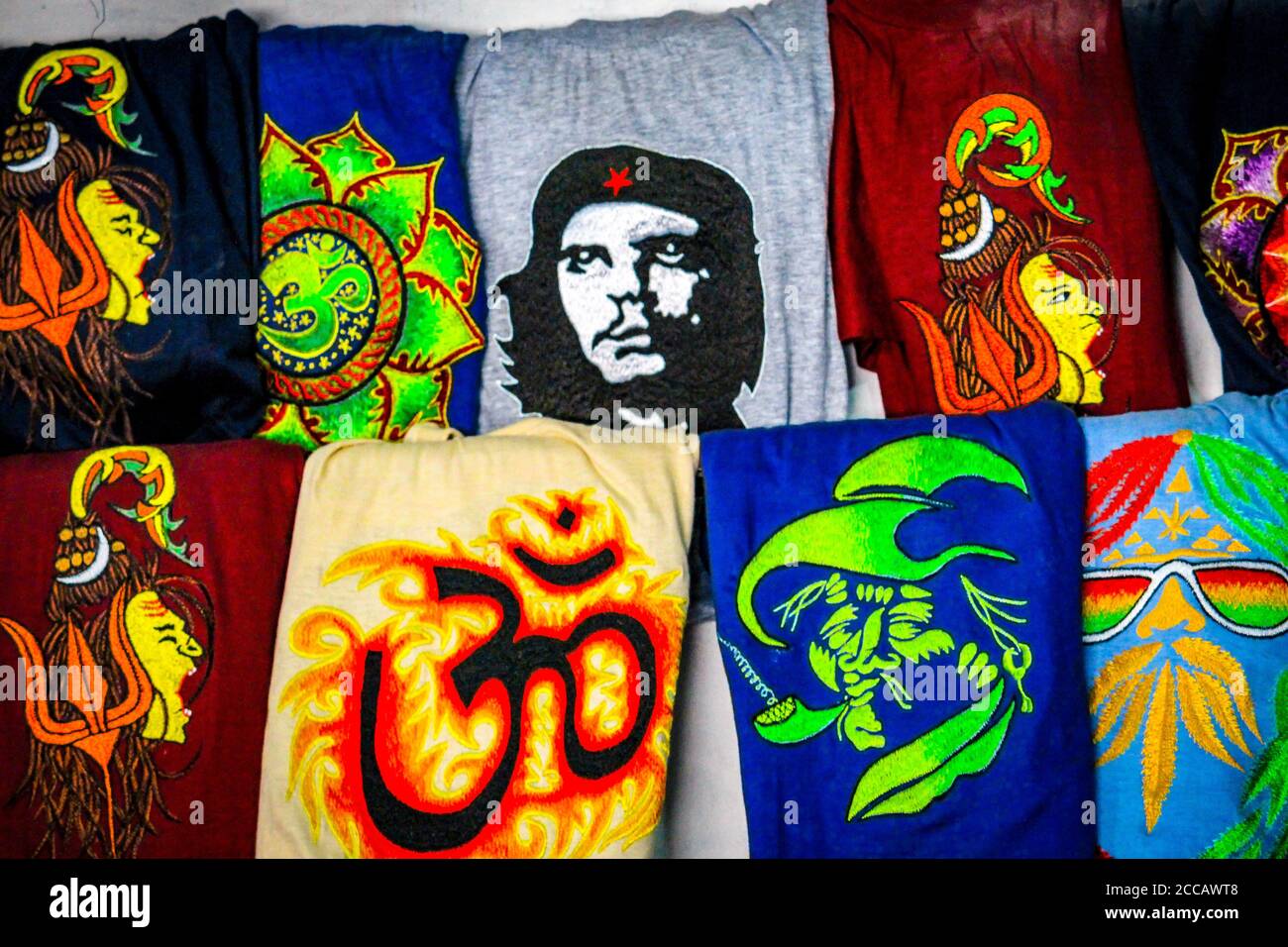 Kasol Manali - der glühende Parvati-Fluss in den Schneebirgen von Himachal Pradesh, Indien. Flusswasser rauscht im Tal der Götter. Himachal Pradesh. Stockfoto