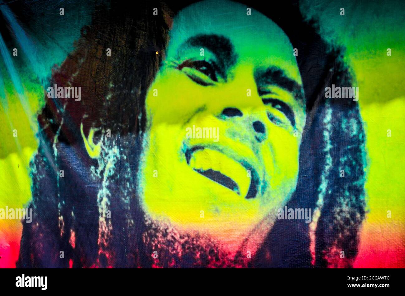 Kasol Manali - der glühende Parvati-Fluss in den Schneebirgen von Himachal Pradesh, Indien. Flusswasser rauscht im Tal der Götter. Himachal Pradesh. Stockfoto