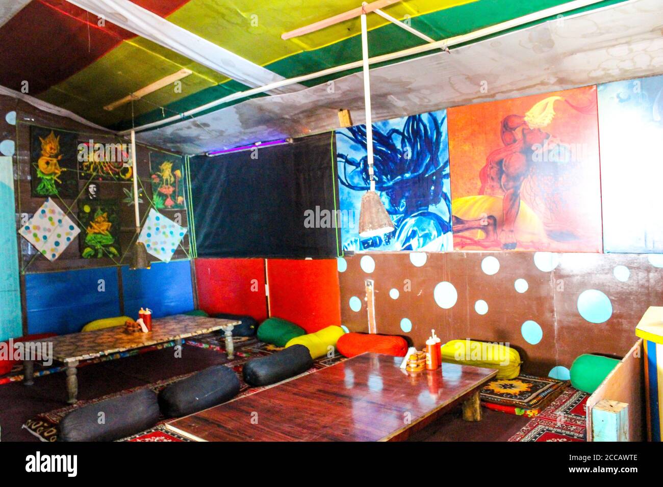 Kasol Manali - der glühende Parvati-Fluss in den Schneebirgen von Himachal Pradesh, Indien. Flusswasser rauscht im Tal der Götter. Himachal Pradesh. Stockfoto