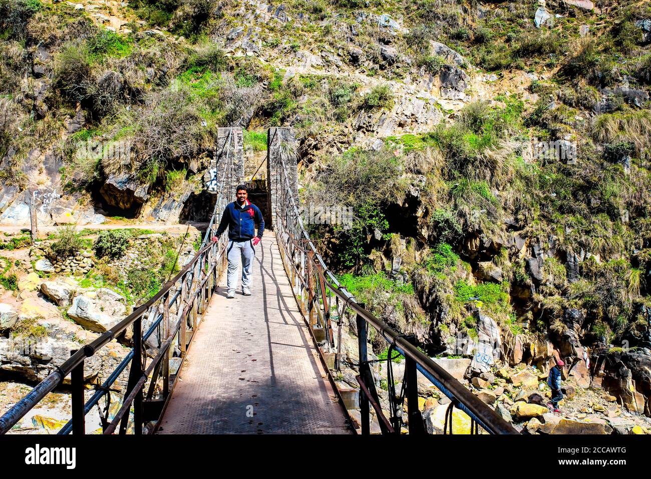 Kasol Manali - der glühende Parvati-Fluss in den Schneebirgen von Himachal Pradesh, Indien. Flusswasser rauscht im Tal der Götter. Himachal Pradesh. Stockfoto