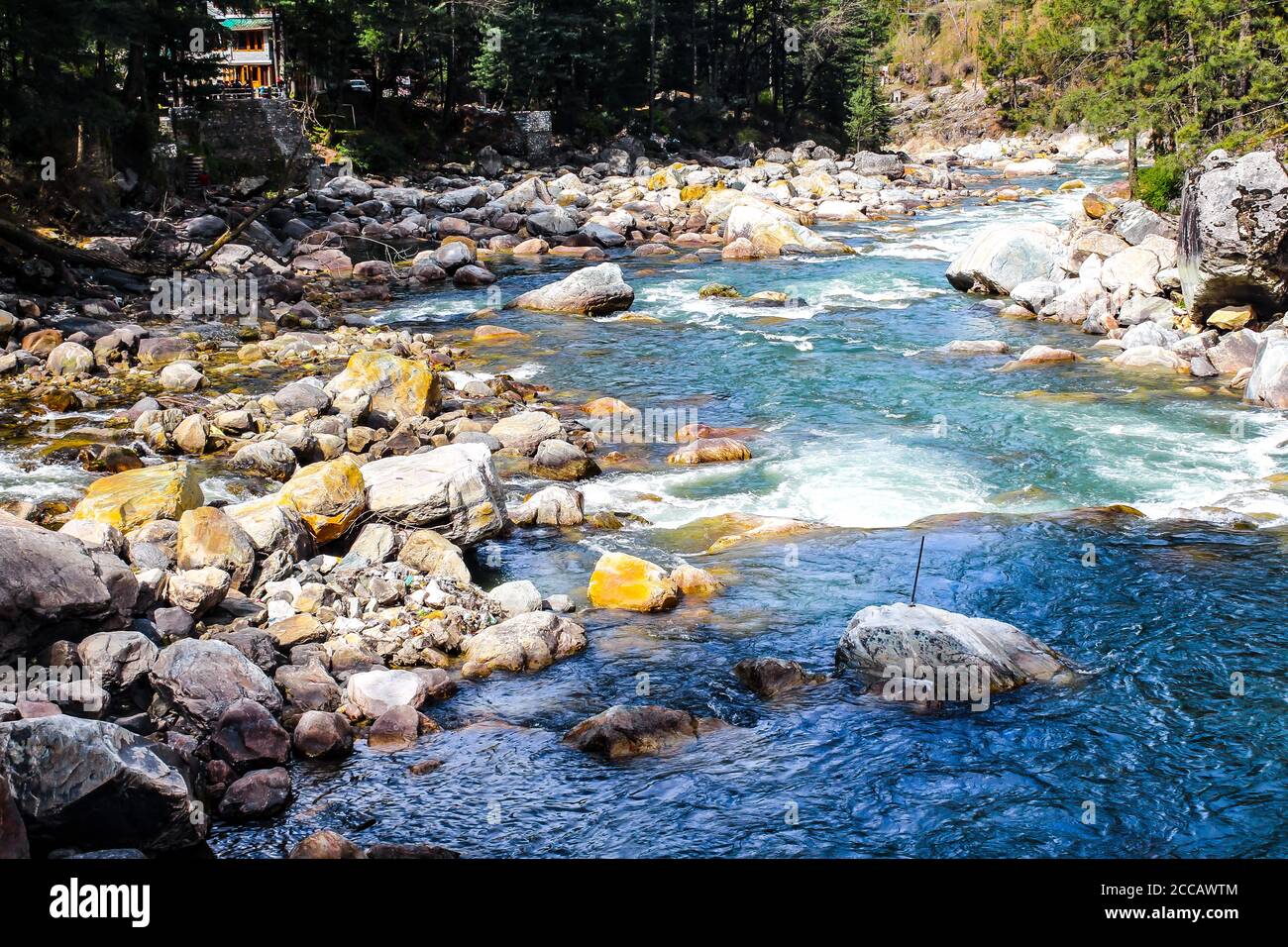 Kasol Manali - der glühende Parvati-Fluss in den Schneebirgen von Himachal Pradesh, Indien. Flusswasser rauscht im Tal der Götter. Himachal Pradesh. Stockfoto