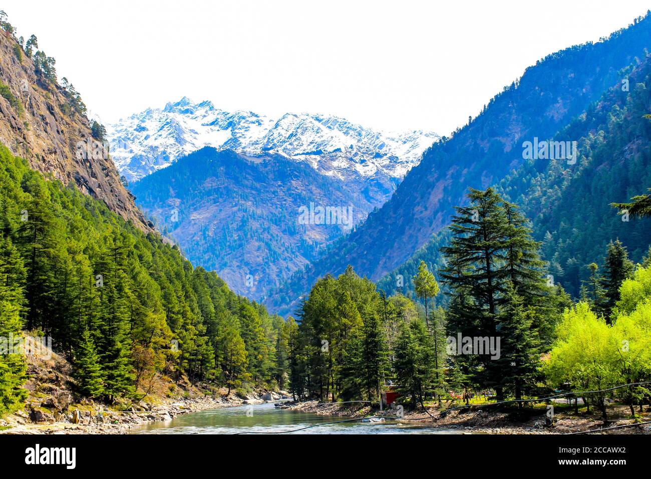 Kasol Manali - der glühende Parvati-Fluss in den Schneebirgen von Himachal Pradesh, Indien. Flusswasser rauscht im Tal der Götter. Himachal Pradesh. Stockfoto