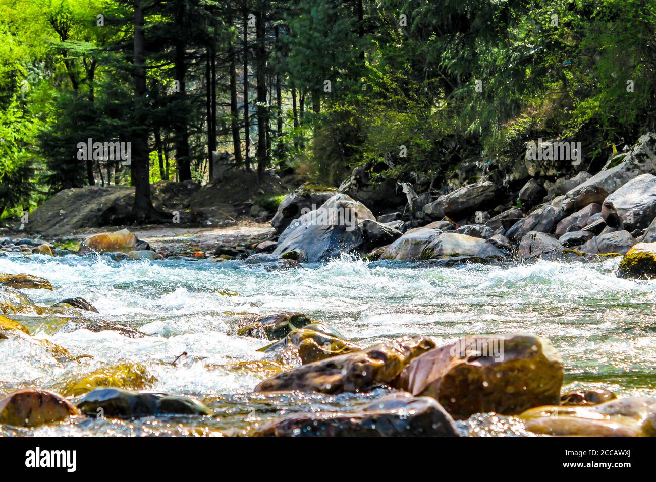 Kasol Manali - der glühende Parvati-Fluss in den Schneebirgen von Himachal Pradesh, Indien. Flusswasser rauscht im Tal der Götter. Himachal Pradesh. Stockfoto