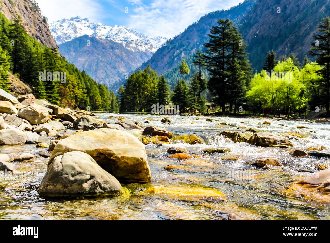 Kasol Manali - der glühende Parvati-Fluss in den Schneebirgen von Himachal Pradesh, Indien. Flusswasser rauscht im Tal der Götter. Himachal Pradesh. Stockfoto