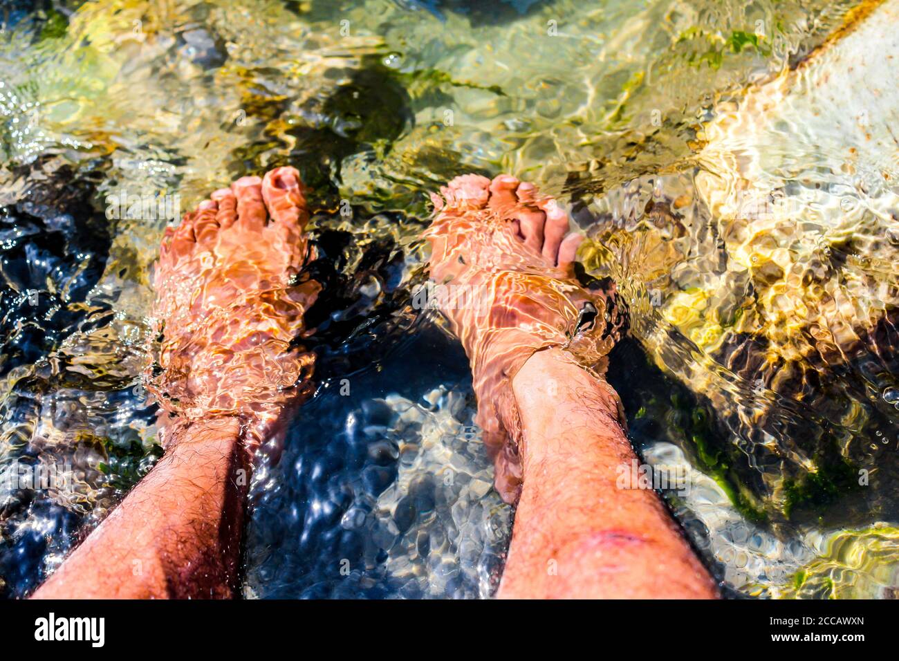 Kasol Manali - der glühende Parvati-Fluss in den Schneebirgen von Himachal Pradesh, Indien. Flusswasser rauscht im Tal der Götter. Himachal Pradesh. Stockfoto