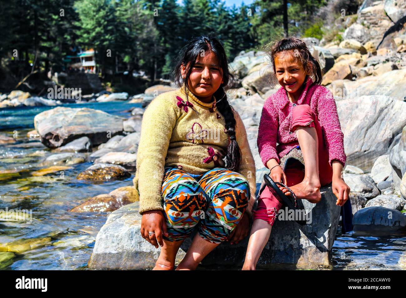 Kasol Manali - der glühende Parvati-Fluss in den Schneebirgen von Himachal Pradesh, Indien. Flusswasser rauscht im Tal der Götter. Himachal Pradesh. Stockfoto