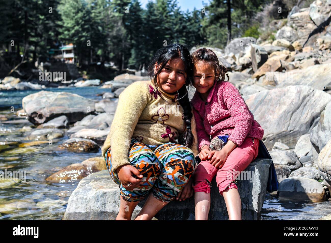 Kasol Manali - der glühende Parvati-Fluss in den Schneebirgen von Himachal Pradesh, Indien. Flusswasser rauscht im Tal der Götter. Himachal Pradesh. Stockfoto
