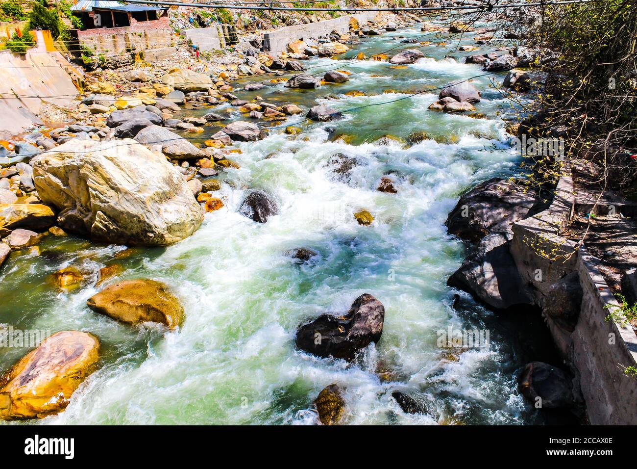 Kasol Manali - der glühende Parvati-Fluss in den Schneebirgen von Himachal Pradesh, Indien. Flusswasser rauscht im Tal der Götter. Himachal Pradesh. Stockfoto