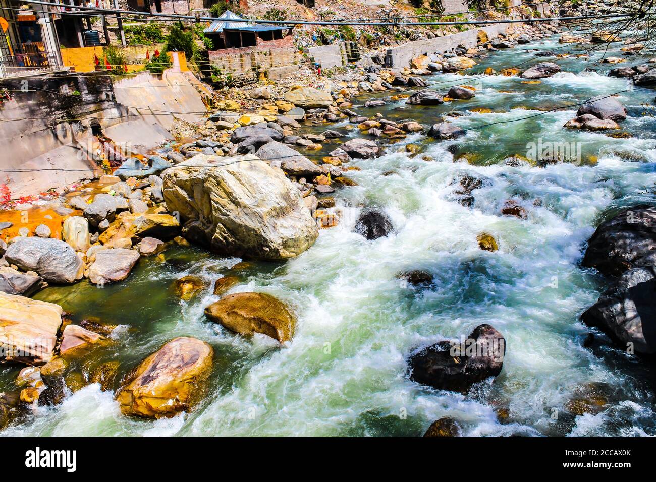 Kasol Manali - der glühende Parvati-Fluss in den Schneebirgen von Himachal Pradesh, Indien. Flusswasser rauscht im Tal der Götter. Himachal Pradesh. Stockfoto