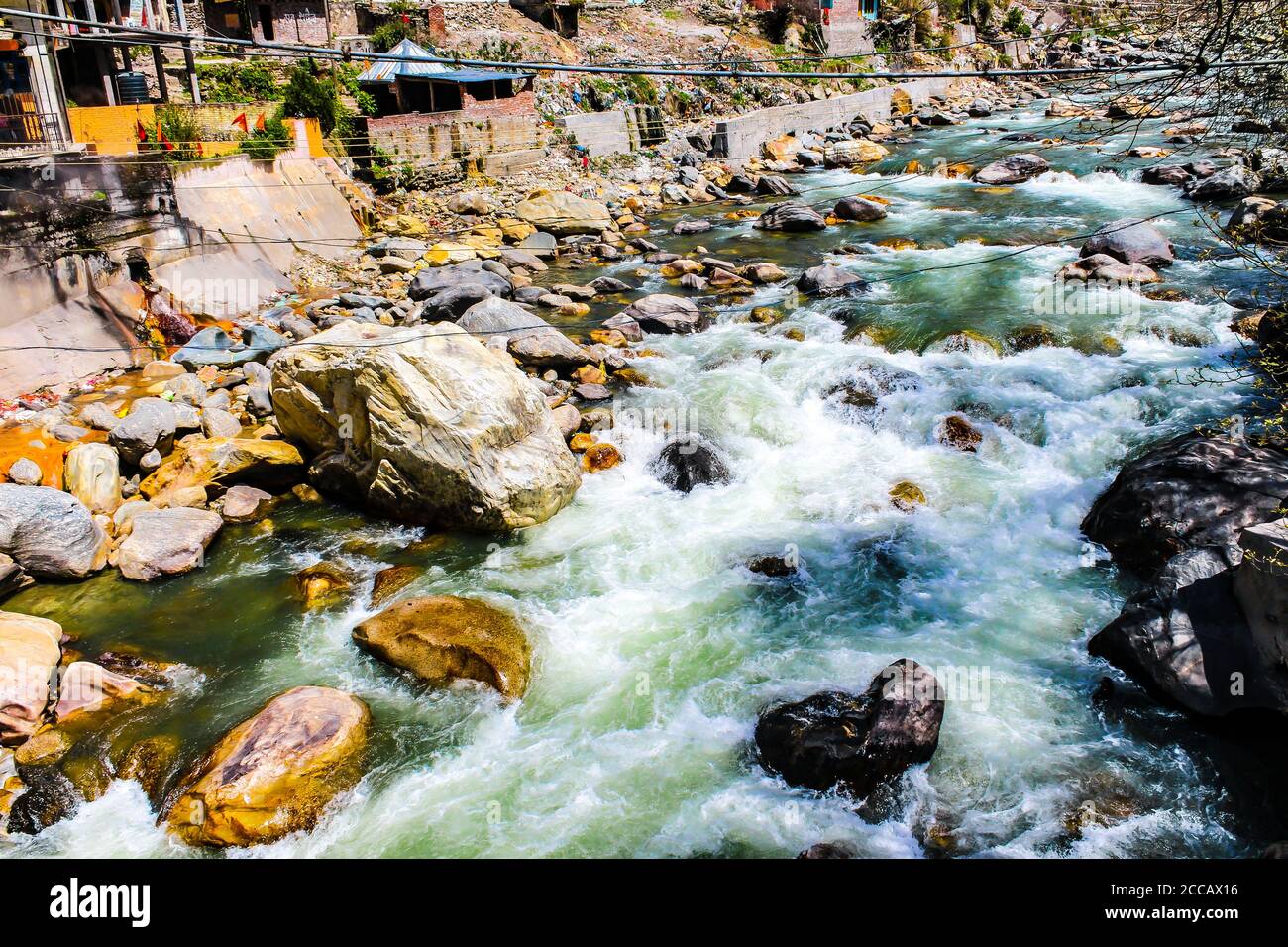 Kasol Manali - der glühende Parvati-Fluss in den Schneebirgen von Himachal Pradesh, Indien. Flusswasser rauscht im Tal der Götter. Himachal Pradesh. Stockfoto