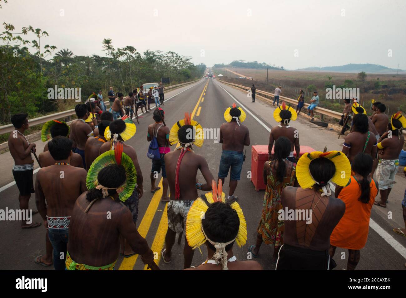 18. August 2020, Novo Progresso, ParÃ, BRASILIEN: KayapÃ³s Indigene halten die Straße kurz nach Erhalt einer gerichtlichen Anordnung blockiert, die die Freigabe der Autobahn BR 163 in 24 Stunden festlegt, in der Gemeinde Novo Progresso, im Bundesstaat ParÃ¡, am späten Nachmittag des Dienstags (18). Die Ureinwohner blockierten die Autobahn aus Protest gegen den Mangel an Gesundheitsressourcen, um Covid19 zu begegnen, gegen den Mangel an Dialog der Bundesregierung in den Konzessionen für die private Initiative der BR-163 Autobahn und in der Planung von FerrogrÃ£o, Und für das Ende der illegalen Bergbau und def Stockfoto