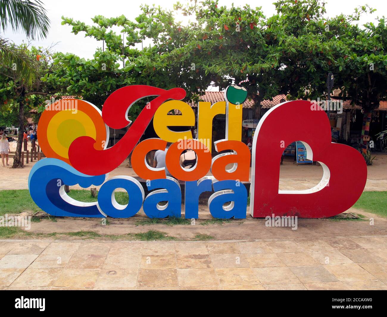 Jericoacoara, CE / Brasilien - 19. Januar 2020 - Ankunft Tourismus Wegweiser mit Jericoacoara Inschrift in großen, bunten Buchstaben in einem Quadrat in der c Stockfoto