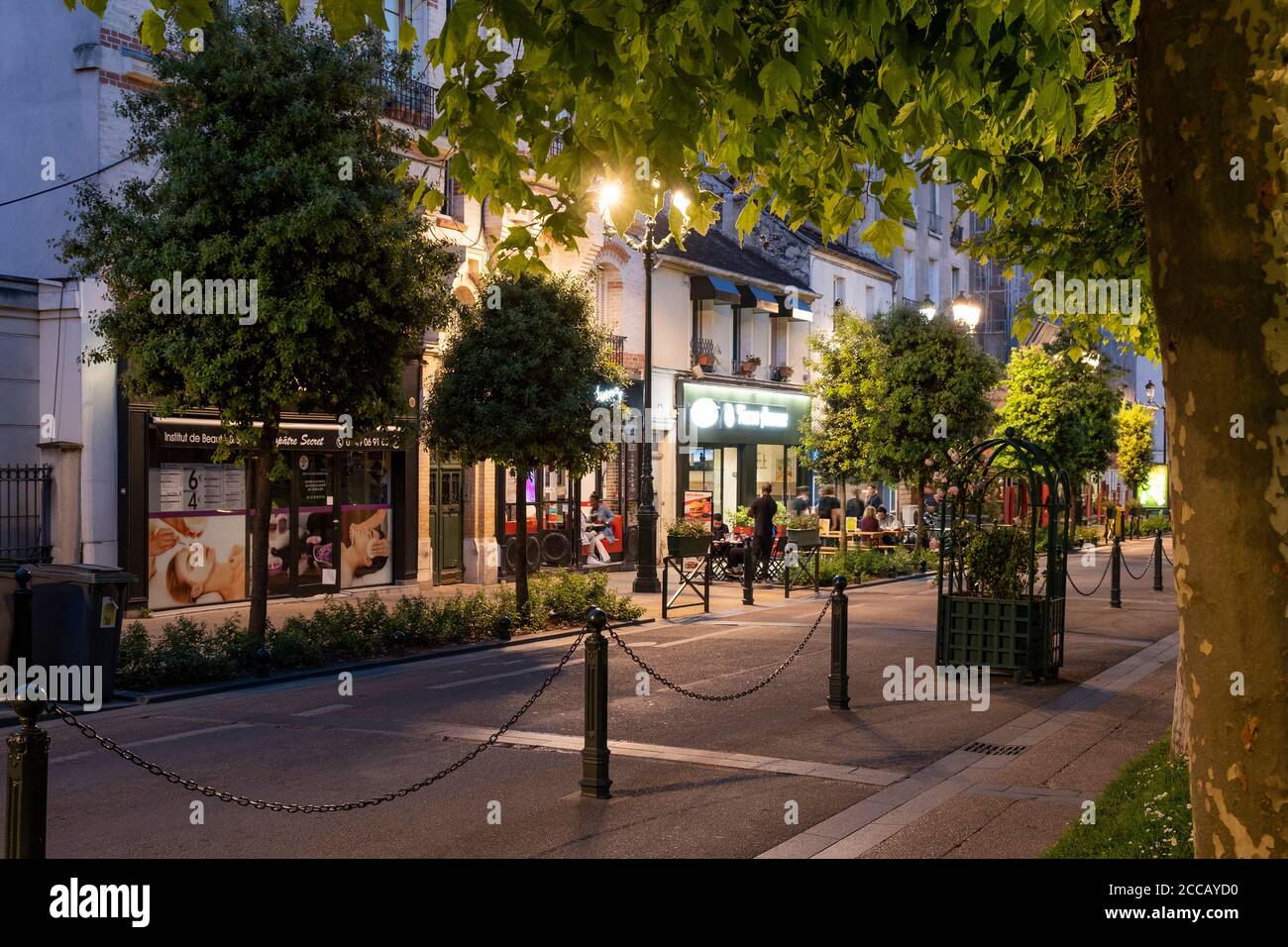 Restaurants in Rue Anatole France in Puteaux, Paris, Frankreich, Europa. Stockfoto