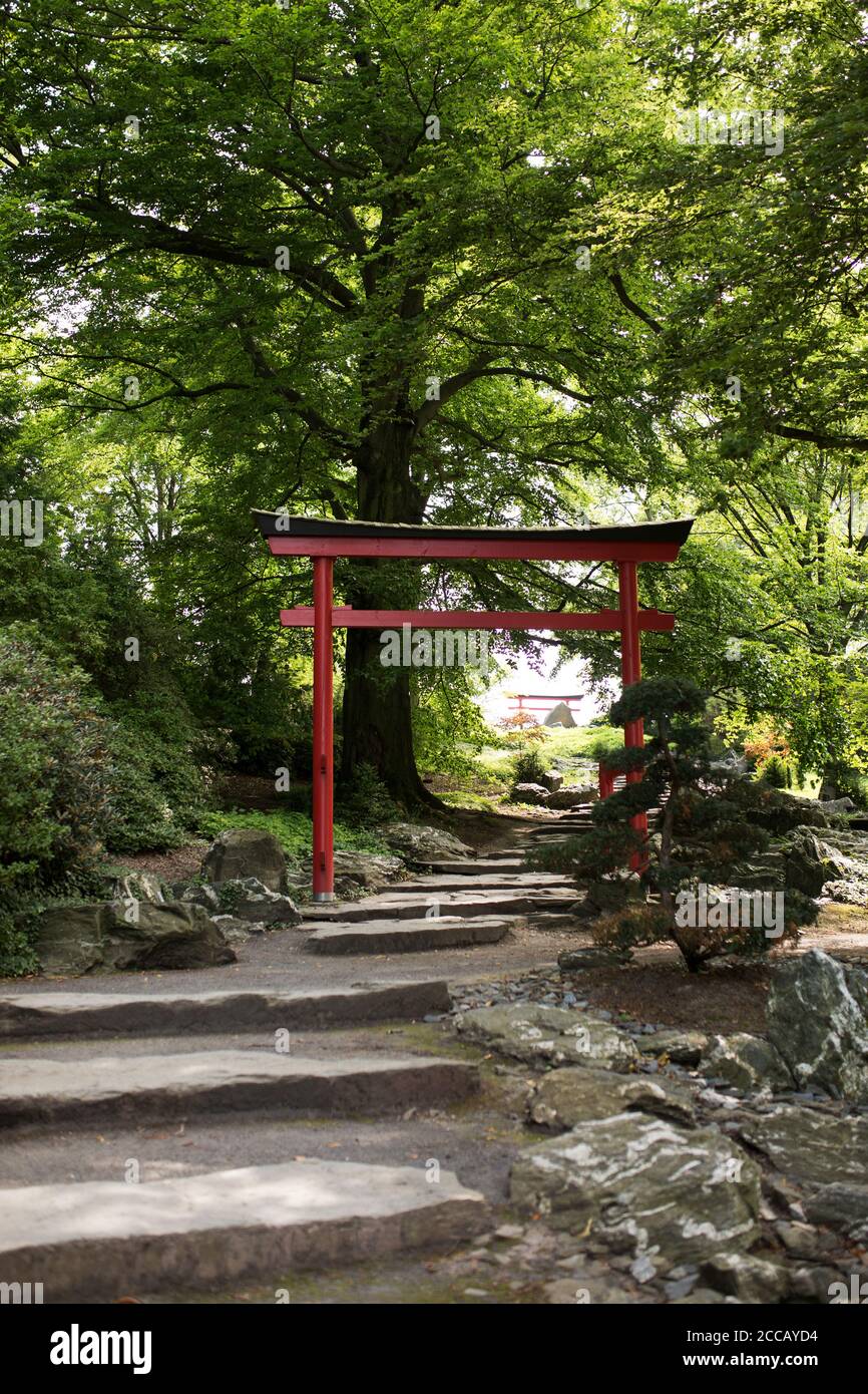 Ein rotes traditionelles Tor im Japanischen Garten im Botanischen Garten Egapark in Erfurt. Stockfoto