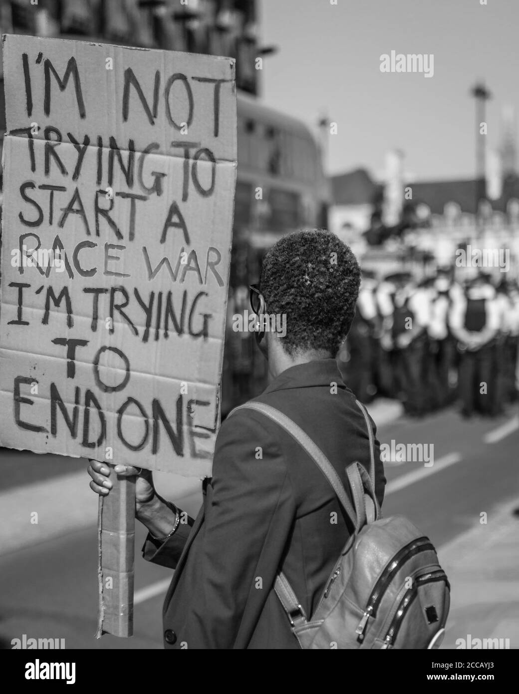Ein Protestler hält sich an einem Schild bei einem marsch der Schwarzen Leben in London. Stockfoto