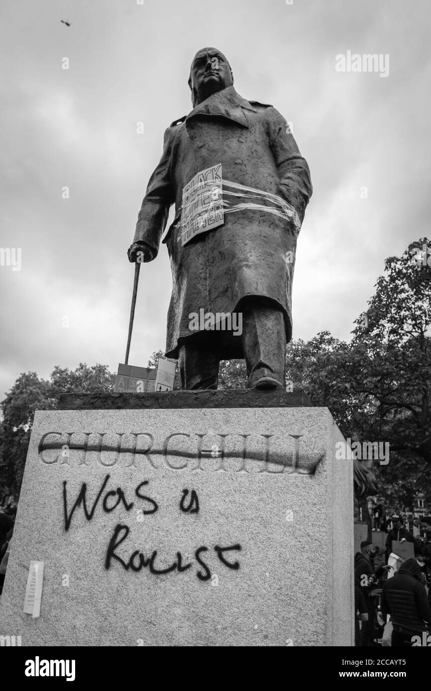 Die Winston Churchill Statue auf dem Parliament Square wird während eines Protestes in London verunreinigt. Stockfoto