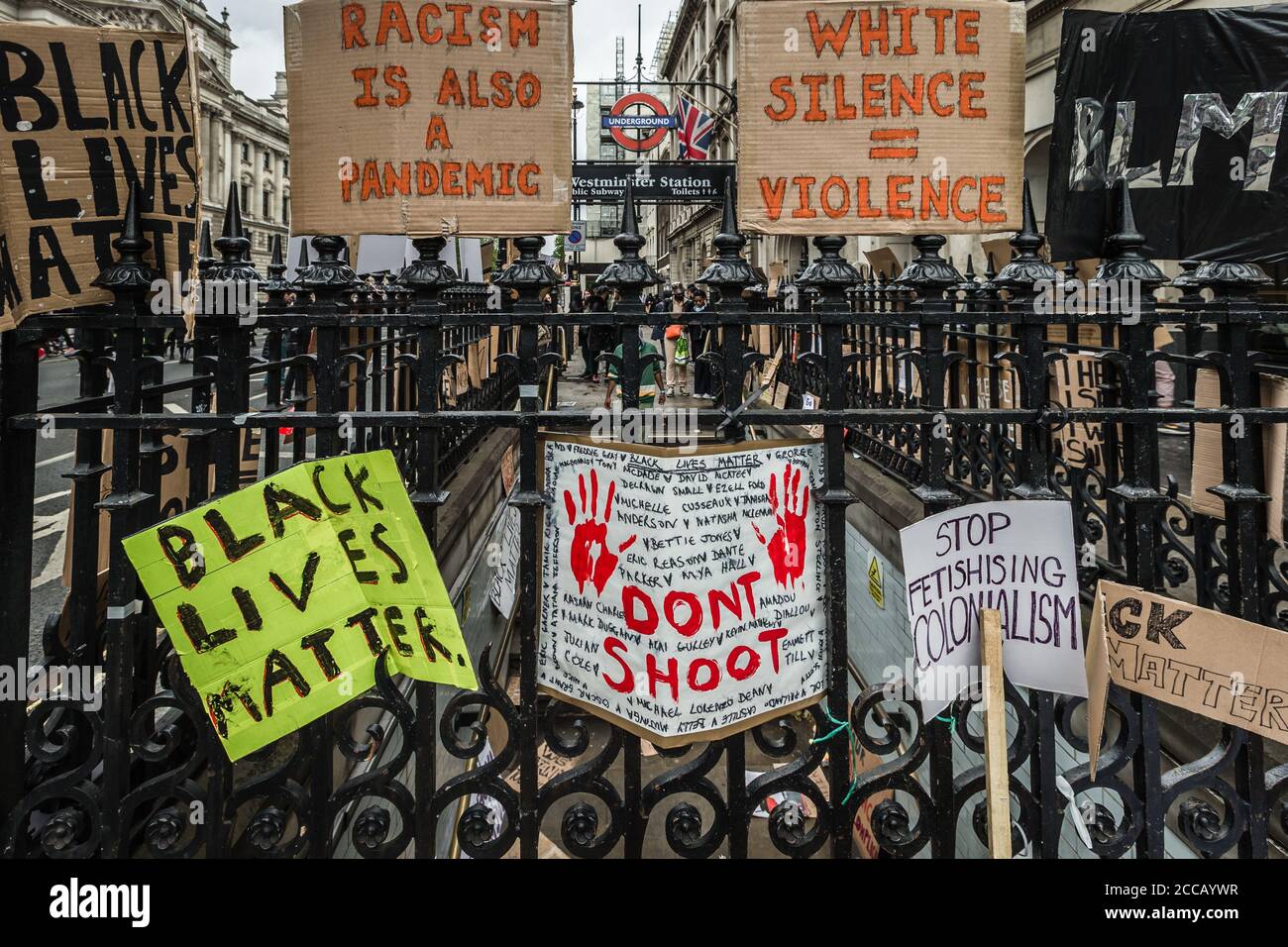 Während der Pandemie-Sperre hängen vor der Westminster-U-Bahnstation in London Schilder für schwarze Menschenleben. Stockfoto