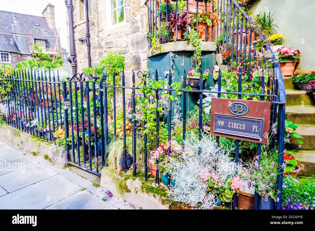 Edinburgh Schottland 6. aug 2020 wunderschöne Blumen vor einem Haus am Circus Place in Edinburgh, Schottland Stockfoto