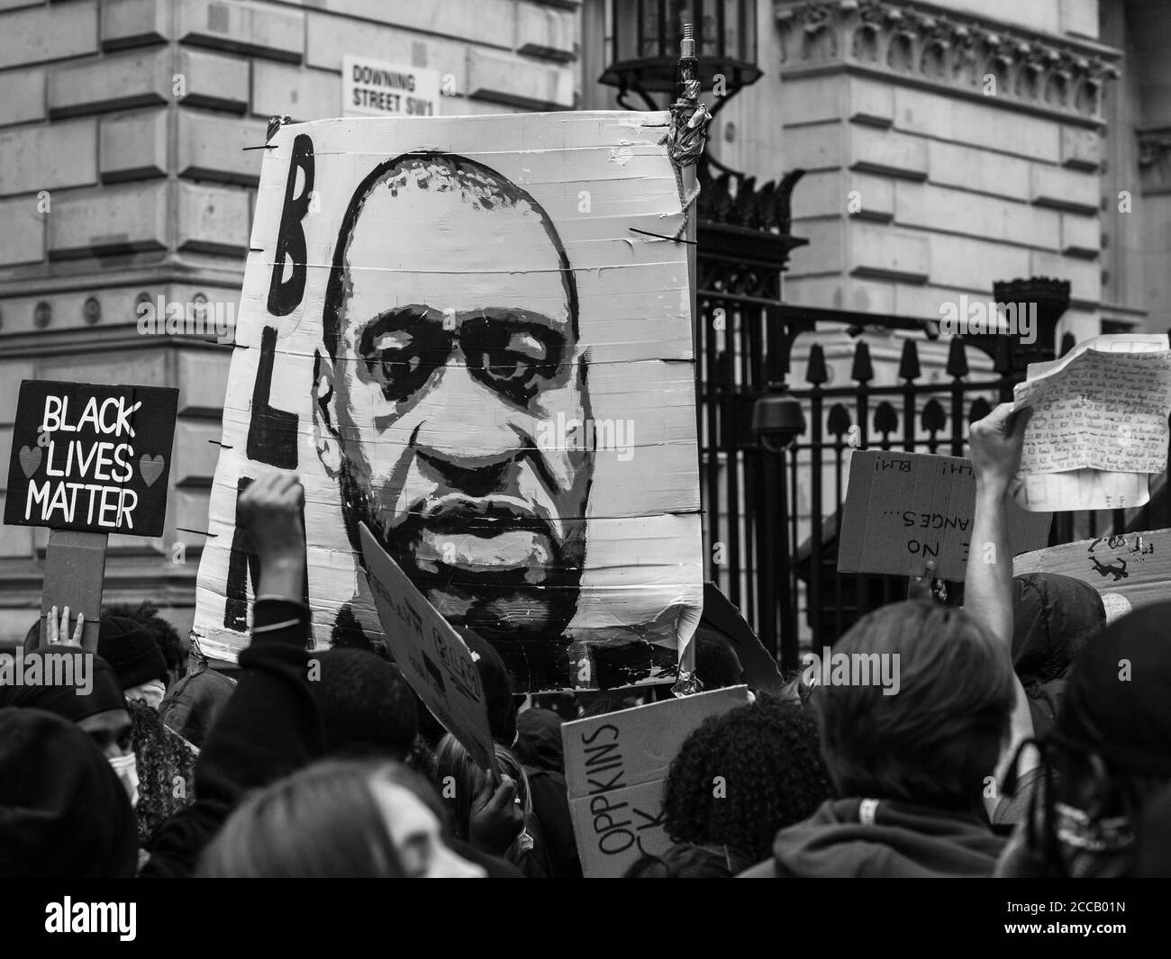 Protest vor der Downing Street während der Londoner Sperre nach der Ermordung von George Floyd durch einen Polizisten in den USA. Stockfoto