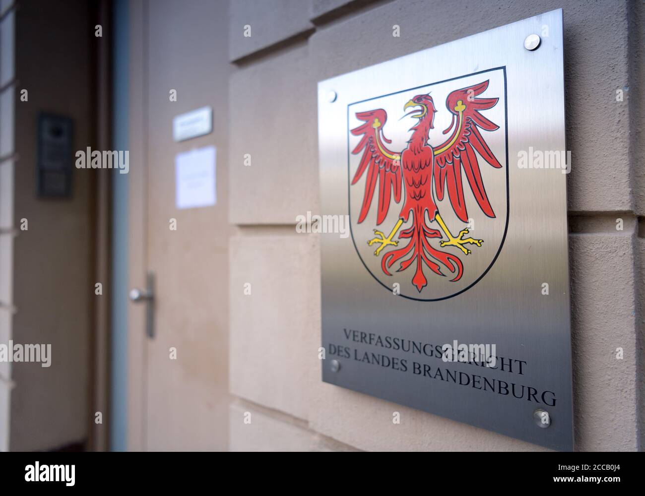 Potsdam, Deutschland. August 2020. Schild am Eingang zum Verfassungsgericht des Landes Brandenburg im Justizzentrum. Quelle: Soeren Stache/dpa-Zentralbild/ZB/dpa/Alamy Live News Stockfoto