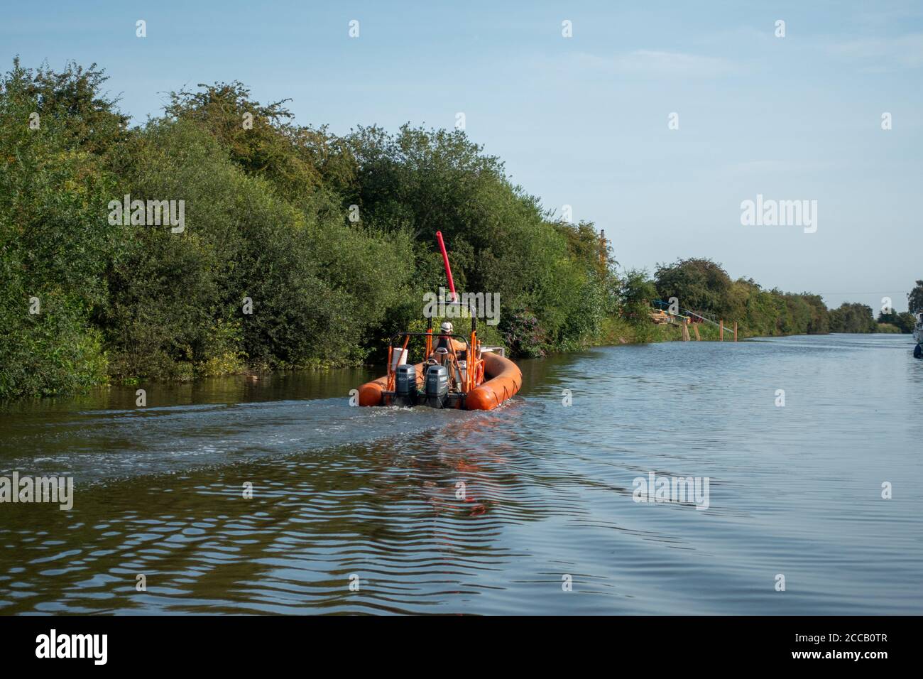 Zwei CRT-River-Wartungsarbeiter auf einem Canal and River Trust arbeitenden Schnellboot am River Don, Doncaster Stockfoto