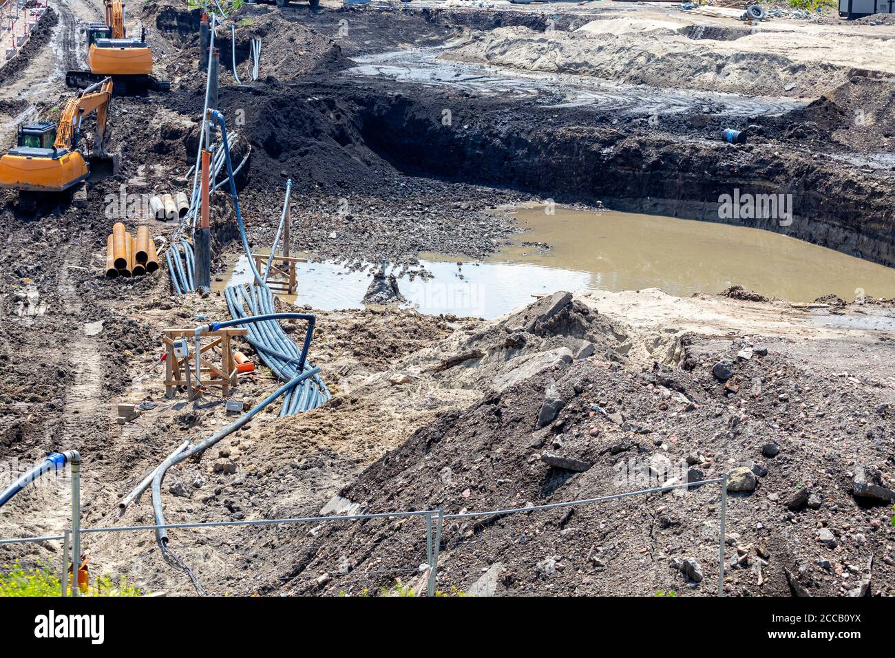 Grundwasser in der Grube, Entwässerung im Bau. Stockfoto