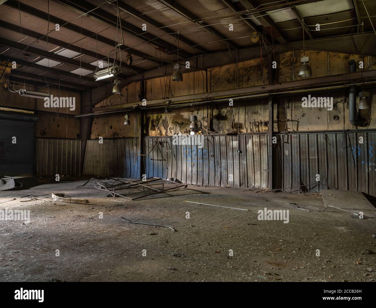 Das Innere des alten verlassenen Fabriklagers. Stockfoto
