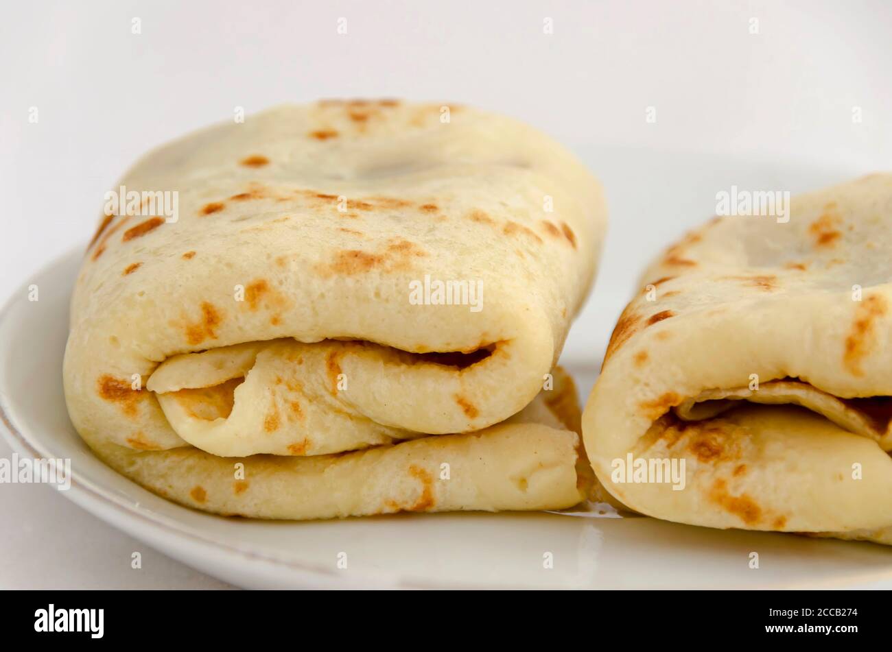 Appetitliche Pfannkuchen garniert mit Erdbeermarmelade, in einen Würfel gefaltet, Sofia, Bulgarien Stockfoto