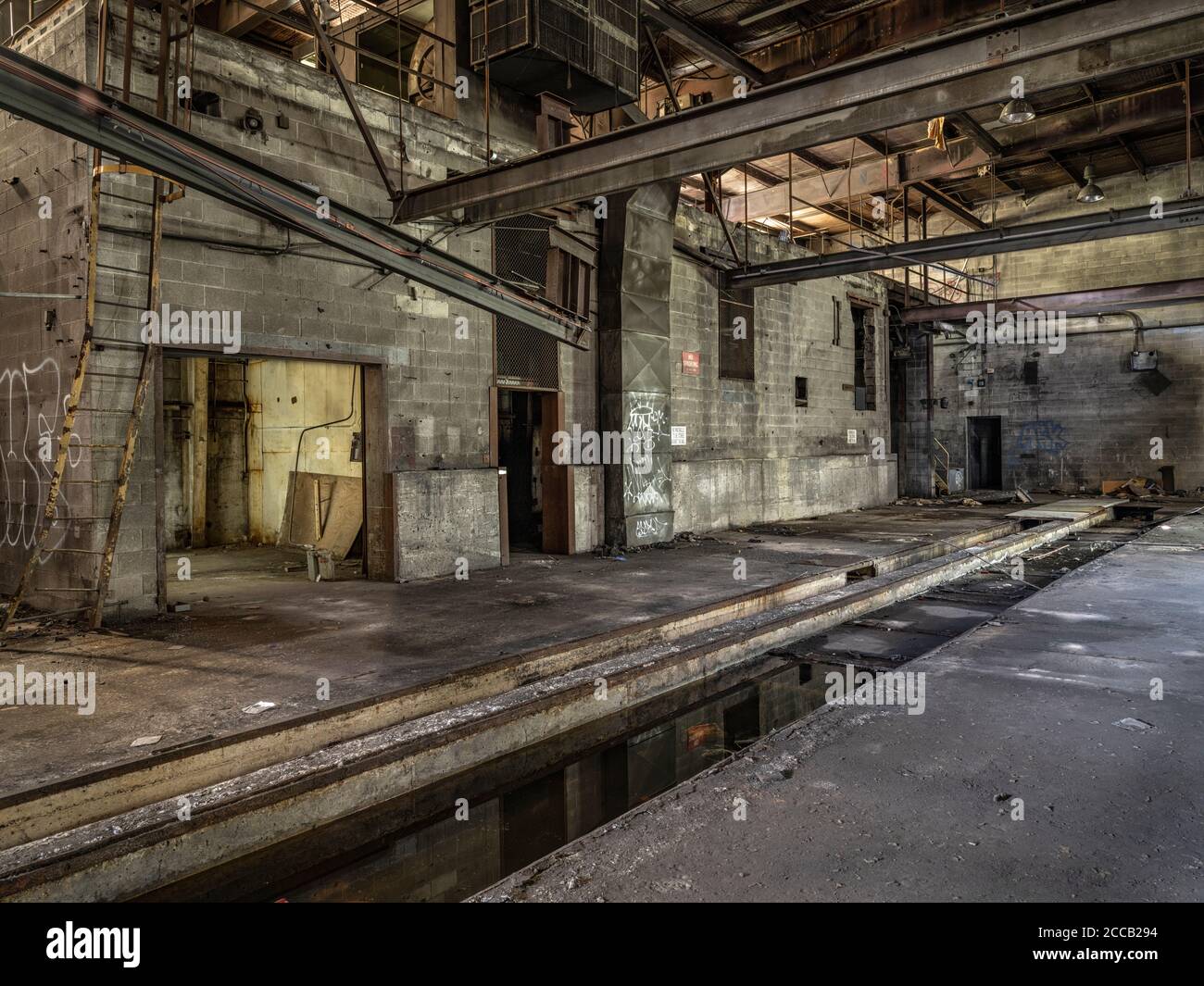 Das Innere des alten verlassenen Fabriklagers. Stockfoto