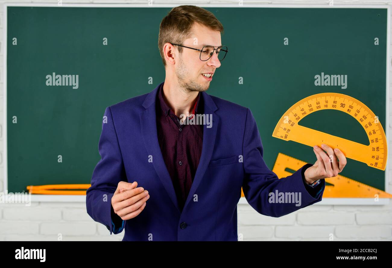 Männliche Lehrer halten protractor. Bildung und Schulkonzept. MINT Schule Disziplinen. Mathematik und Menschen Konzept. Mann an der Tafel. Zurück zur Schule. Mathematik und Geometrie. Geometrie Lieblingsfach. Stockfoto