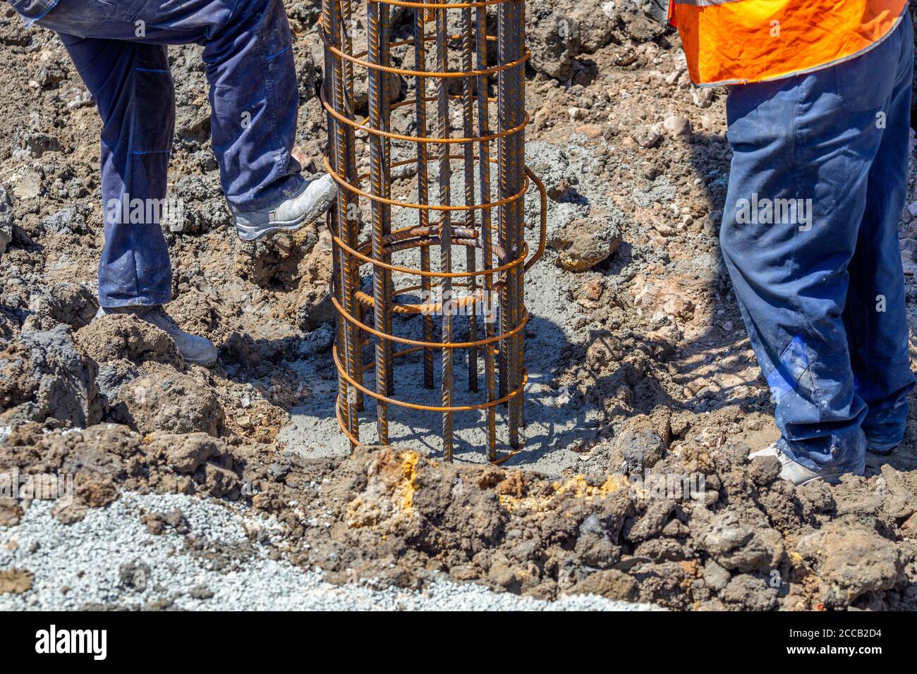 Arbeiter gießen Beton für Pfahlfundament des Gebäudes auf der Baustelle. Economy-Konzept. Stockfoto
