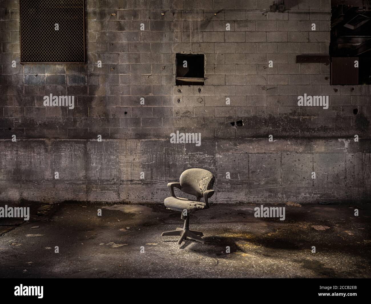 Alter Stuhl im verlassenen Industrielager Stockfoto