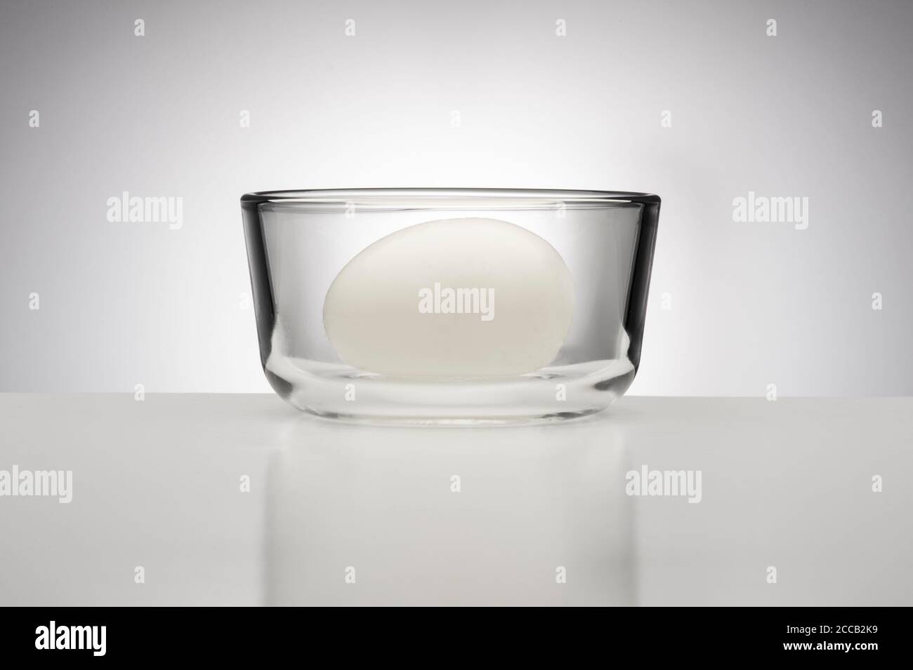Hartgekochtes Ei in einer Schüssel aus klarem Glas Stockfoto