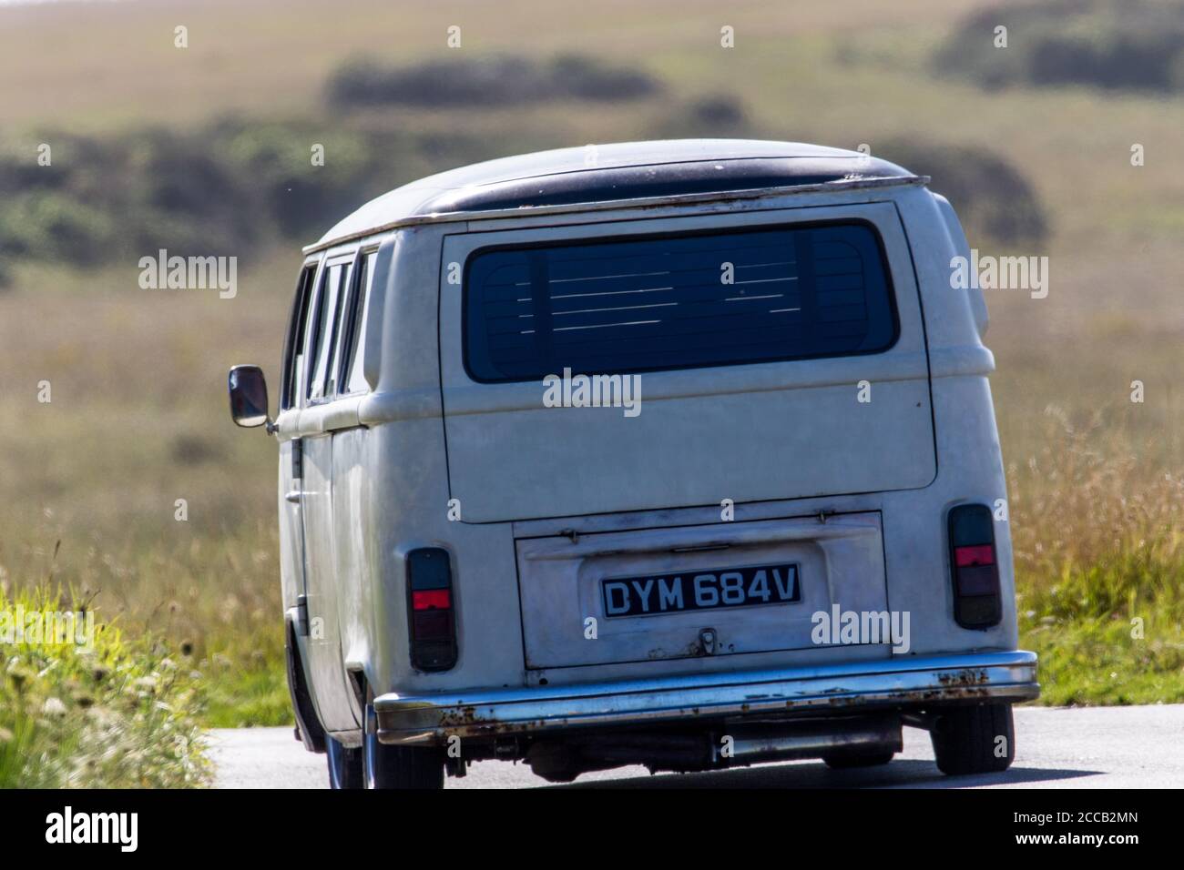 Volkswagen Microbus unterwegs in den South Downs von Sussex Stockfoto