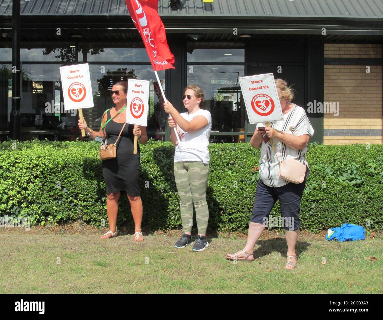 Mitarbeiter von easyJet Orange Outrage veranstalten eine Demonstration in London Southend flughafen über der Schließung der southend Basis durch die Fluggesellschaft ab 31. August Stockfoto