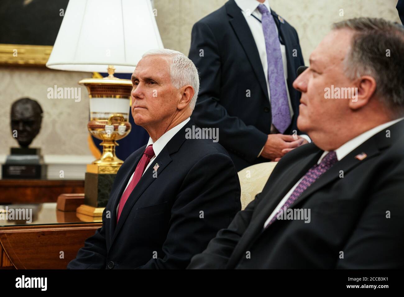 US-Vizepräsident Mike Pence und US-Außenminister Mike Pompeo hören zu, wie Präsident Donald Trump am 20. August 2020 im Oval Office des Weißen Hauses in Washington DC an einem bilateralen Treffen mit dem Premierminister der Republik Irak, Mustafa Al-Kadhimi, teilnimmt. Quelle: Anna Moneymaker/Pool via CNP /MediaPunch Stockfoto