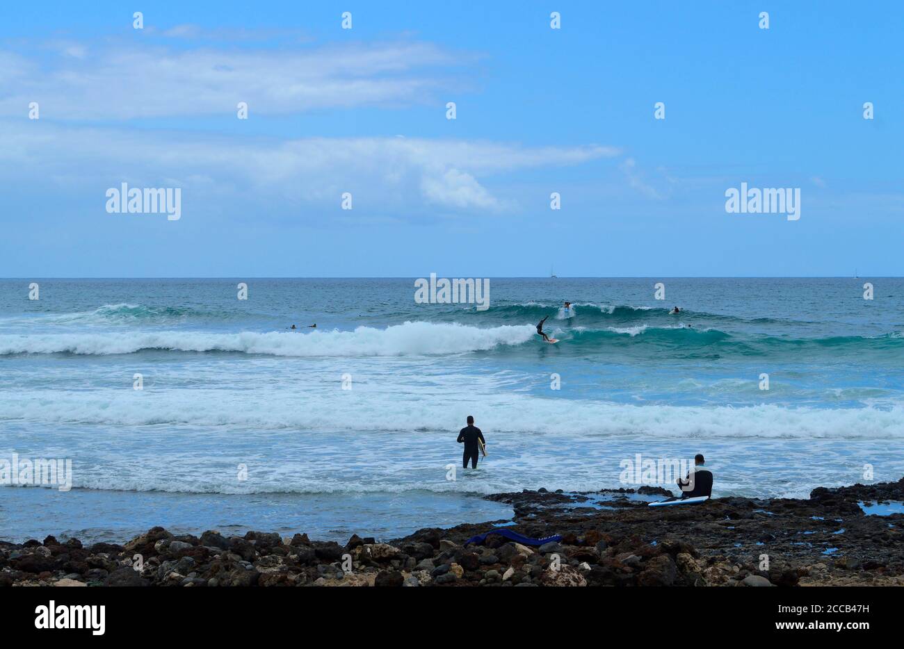 Surfen am Strand von Playa De Las Americas Stockfoto